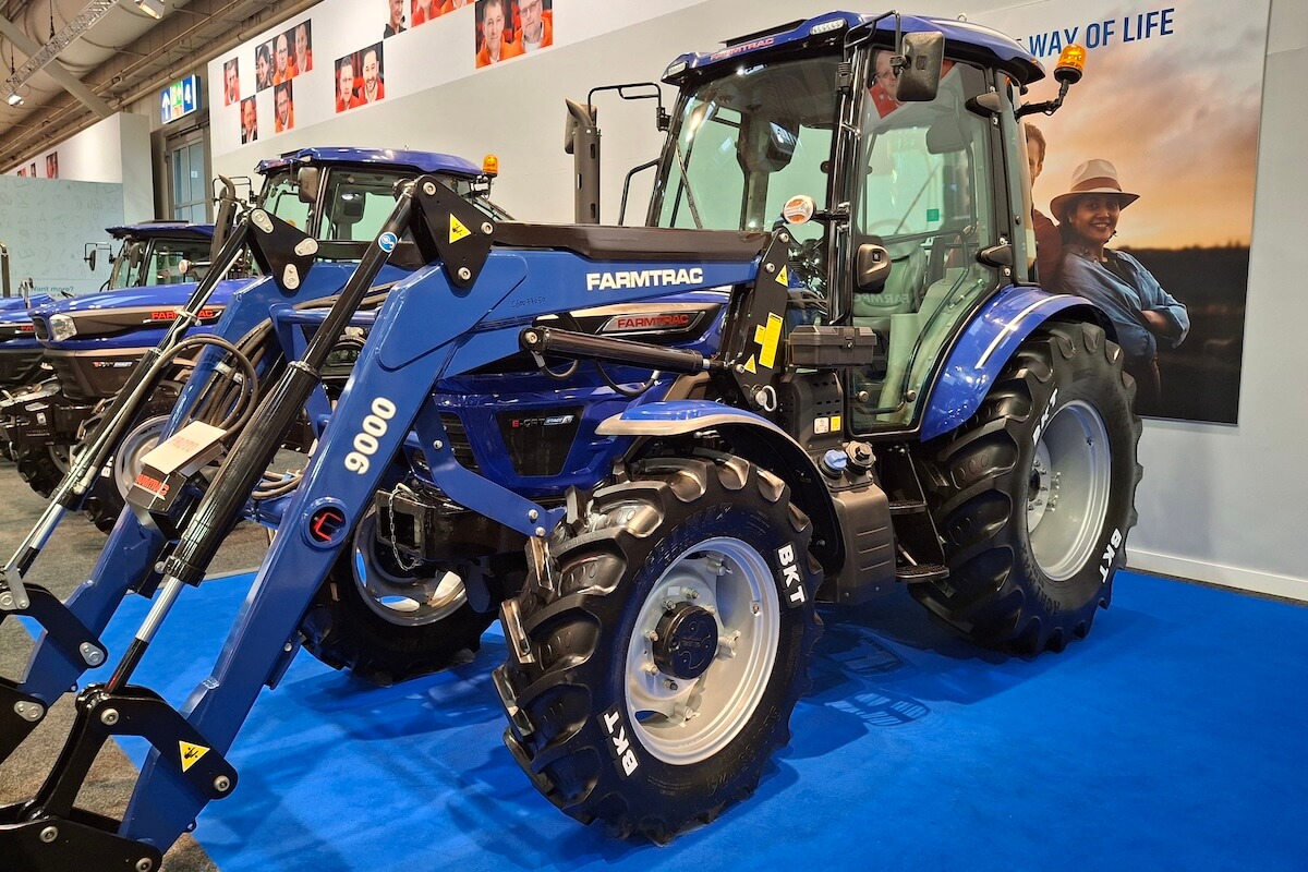 Il trattore 6090EC PRO 4WD può montare di fabbrica il nuovo caricatore frontale Farmtrac 9000